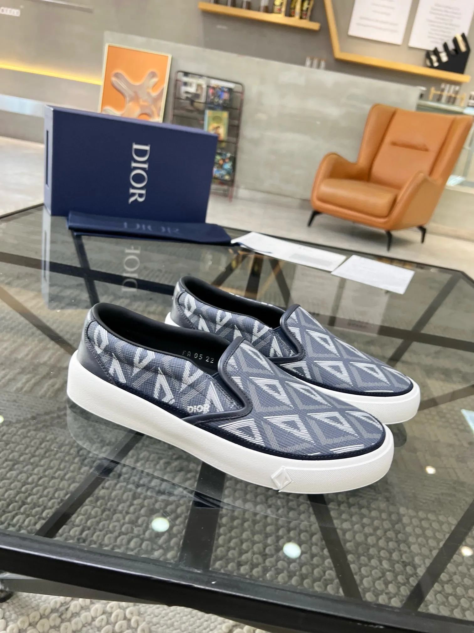 Factory price: 380💰D 🔍Top purchasing agent🇮🇹 Dior's super popular sneakers, popular sneakers, new products are synchronized with the counters. The uppers are imported cowhide from Italy. It is perfectly reproduced with complex craftsmanship that is a must-have for fashionistas. Imported soft water-dyed cowhide lining and foot pads Sole: The original sole is specially provided by the original factory, the exclusive movable molded sole is super comfortable, the original factory follows the order, 🔍🔍high quality, you can enter and exit the counter at will, welcome to compare, the code number is 39-44 (38 45 can be ordered)